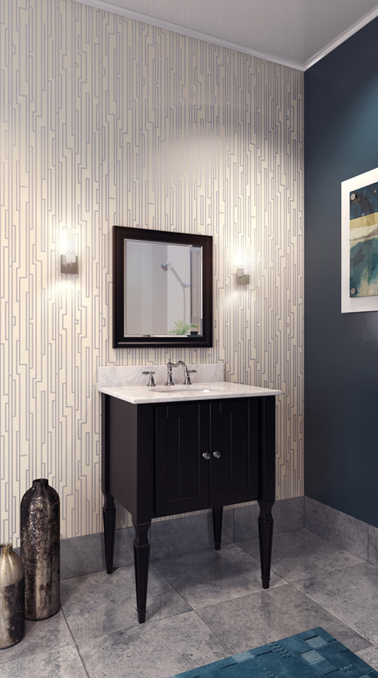 Idee per un bagno di servizio minimalista con lavabo sottopiano, consolle stile comò, ante in legno bruno, top in granito, piastrelle grigie, pareti blu e pavimento in travertino