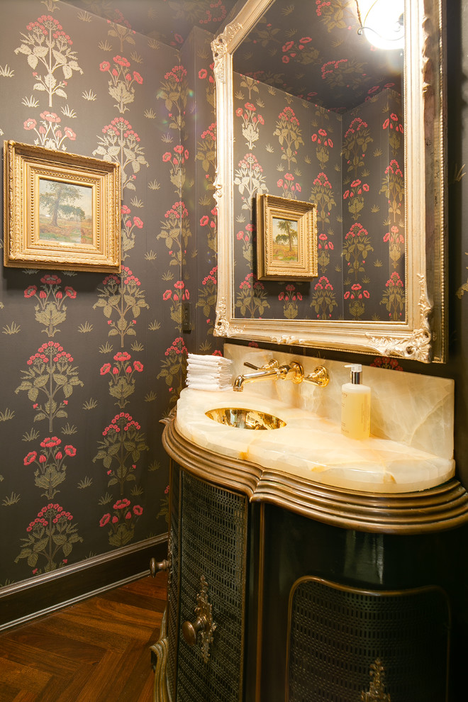 ワシントンD.C.にあるトラディショナルスタイルのおしゃれなトイレ・洗面所 (アンダーカウンター洗面器、緑のキャビネット、オニキスの洗面台、マルチカラーの壁、濃色無垢フローリング) の写真