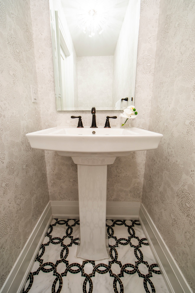 Aménagement d'un petit WC et toilettes avec un mur blanc, un sol en carrelage de terre cuite, un lavabo de ferme, un plan de toilette en surface solide, un sol multicolore et un plan de toilette blanc.