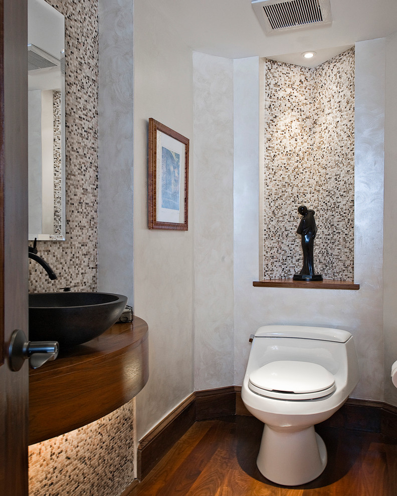 На фото: туалет в современном стиле с настольной раковиной и плиткой мозаикой