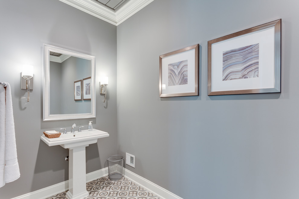 Стильный дизайн: туалет в классическом стиле с серыми стенами, полом из керамогранита, раковиной с пьедесталом и серым полом - последний тренд