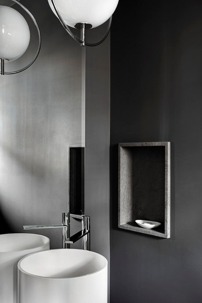 バンクーバーにあるお手頃価格の小さなトランジショナルスタイルのおしゃれなトイレ・洗面所 (黒い壁、一体型トイレ	、ペデスタルシンク) の写真
