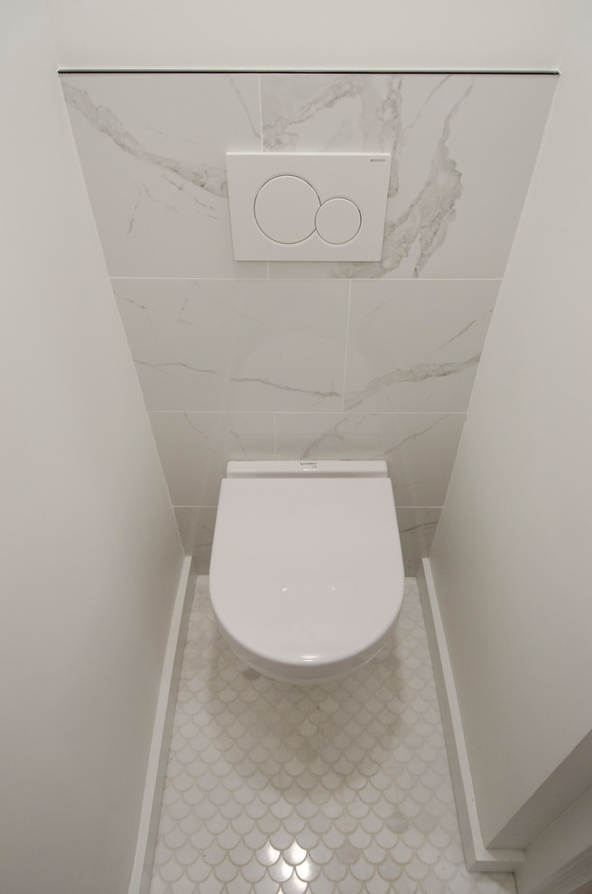 Foto di un piccolo bagno di servizio minimal con WC sospeso, piastrelle grigie, piastrelle di marmo, pareti bianche, pavimento in marmo, lavabo sospeso e pavimento bianco