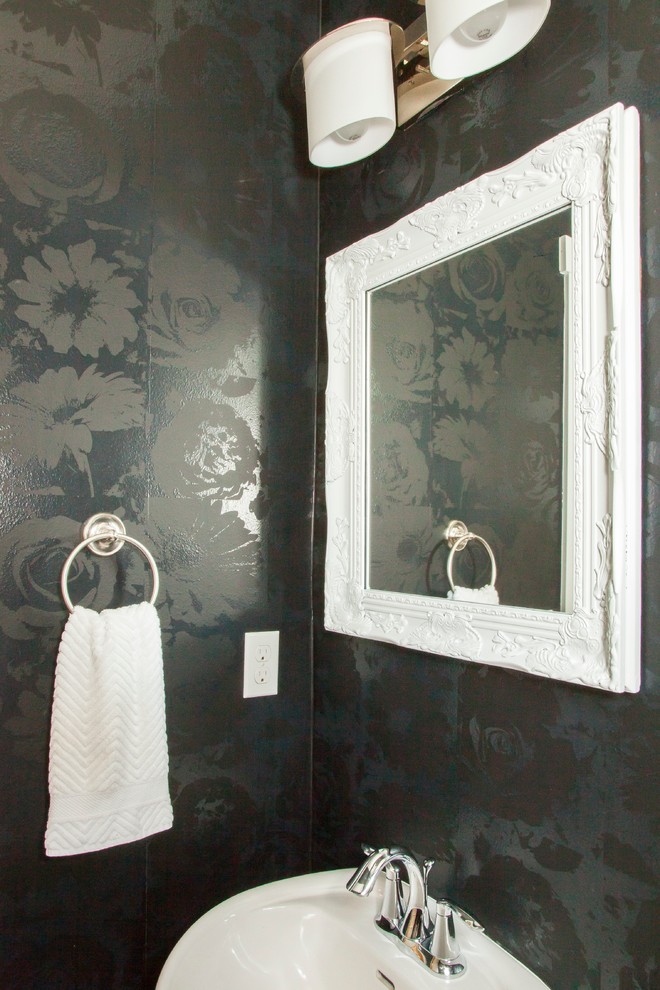 Idee per un bagno di servizio tradizionale con lavabo a colonna e pareti nere