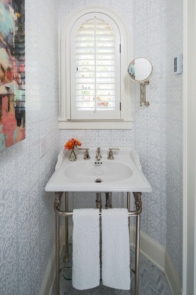 Пример оригинального дизайна: маленький туалет в классическом стиле с консольной раковиной и разноцветными стенами для на участке и в саду