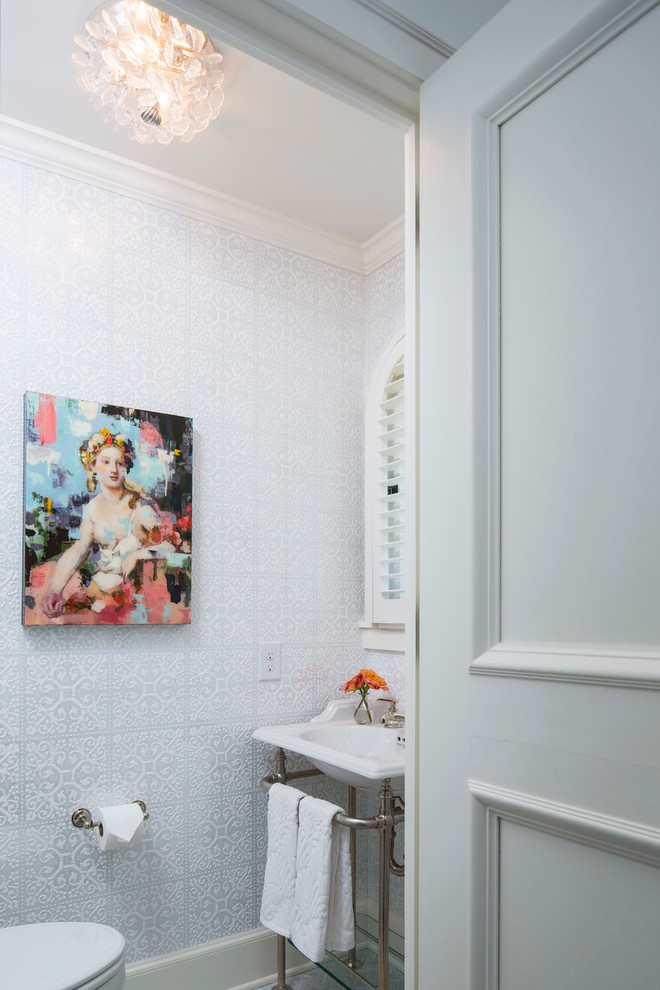 Foto di un piccolo bagno di servizio classico con WC a due pezzi, pareti multicolore e lavabo a consolle