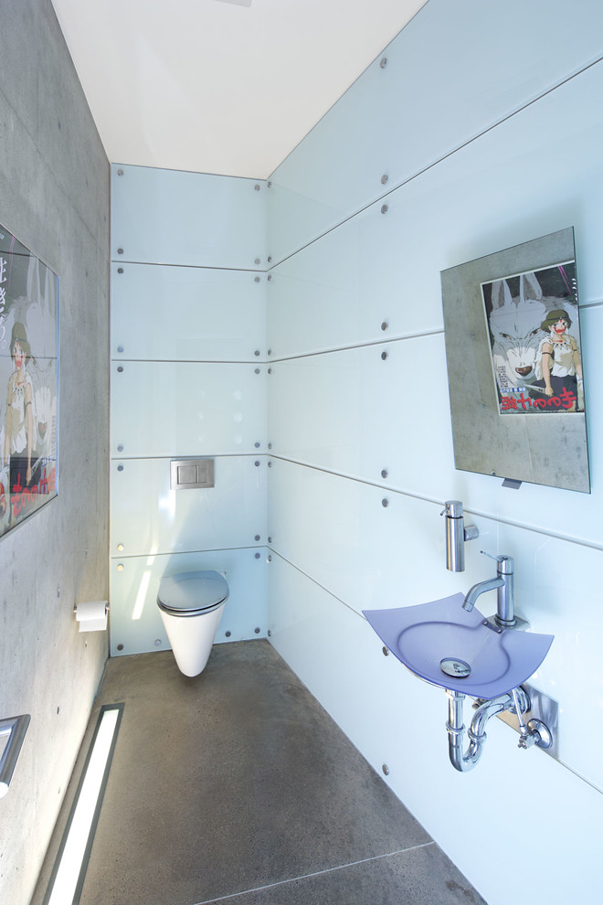 Стильный дизайн: маленький туалет в современном стиле с подвесной раковиной и бетонным полом для на участке и в саду - последний тренд