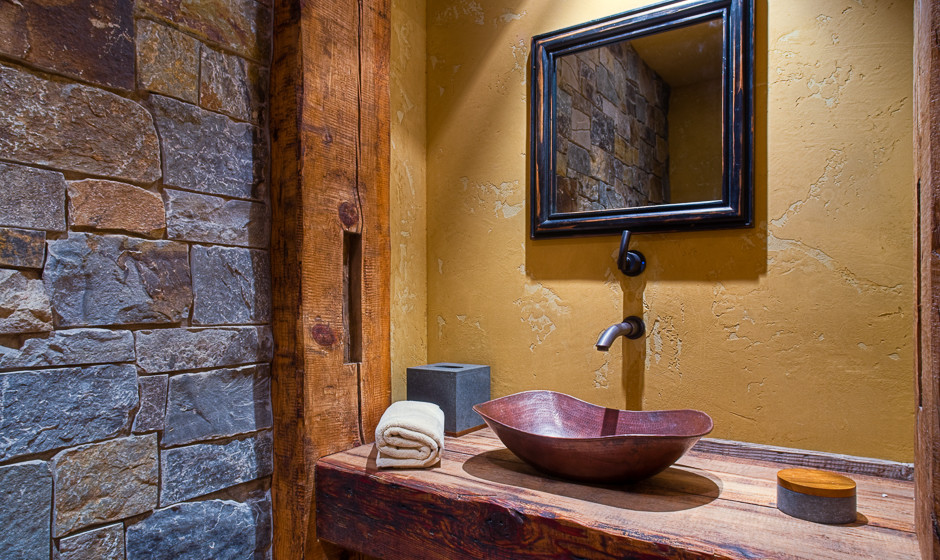 Idee per un bagno di servizio stile rurale di medie dimensioni con lavabo a bacinella, ante in legno scuro, top in legno e pareti gialle