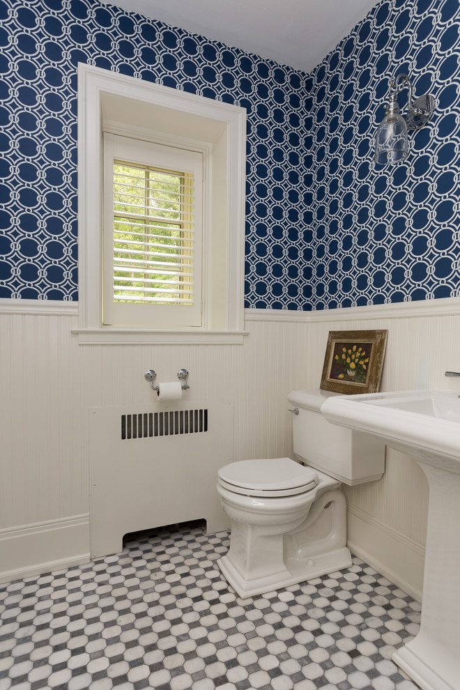 Свежая идея для дизайна: маленький туалет в стиле кантри с раздельным унитазом, синими стенами, полом из мозаичной плитки, раковиной с пьедесталом и белым полом для на участке и в саду - отличное фото интерьера