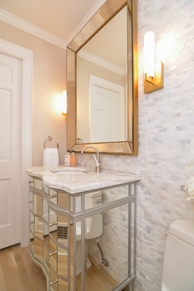 Inspiration för små klassiska toaletter, med möbel-liknande, marmorkakel, ljust trägolv, ett undermonterad handfat och marmorbänkskiva