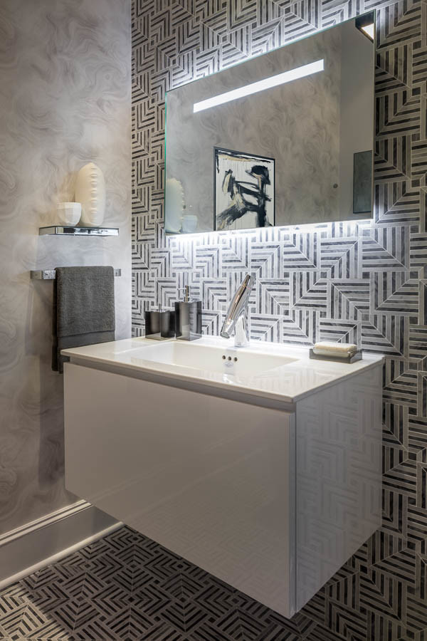 Inspiration för små moderna toaletter, med möbel-liknande, vita skåp, en bidé, svart och vit kakel, marmorkakel, marmorgolv, ett integrerad handfat och bänkskiva i kalksten