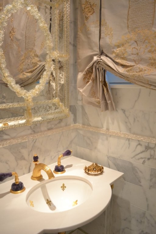 Mittelgroße Klassische Gästetoilette mit grauen Fliesen, Marmorfliesen, grauer Wandfarbe, Waschtischkonsole und Quarzit-Waschtisch in Chicago
