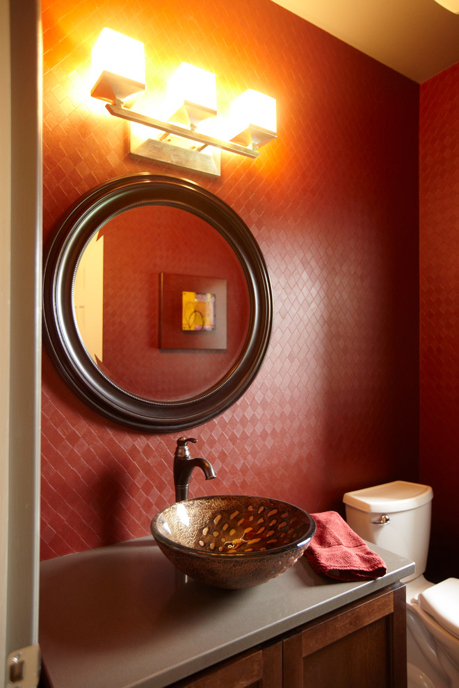 ミネアポリスにあるトラディショナルスタイルのおしゃれなトイレ・洗面所の写真