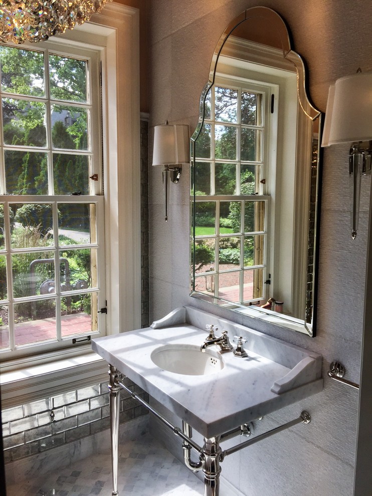 На фото: маленький туалет в классическом стиле с раздельным унитазом, зеркальной плиткой, розовыми стенами, мраморным полом, врезной раковиной, мраморной столешницей, разноцветным полом и белой плиткой для на участке и в саду