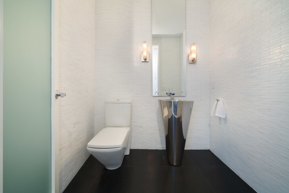 Imagen de aseo contemporáneo con lavabo con pedestal, sanitario de dos piezas y baldosas y/o azulejos blancos