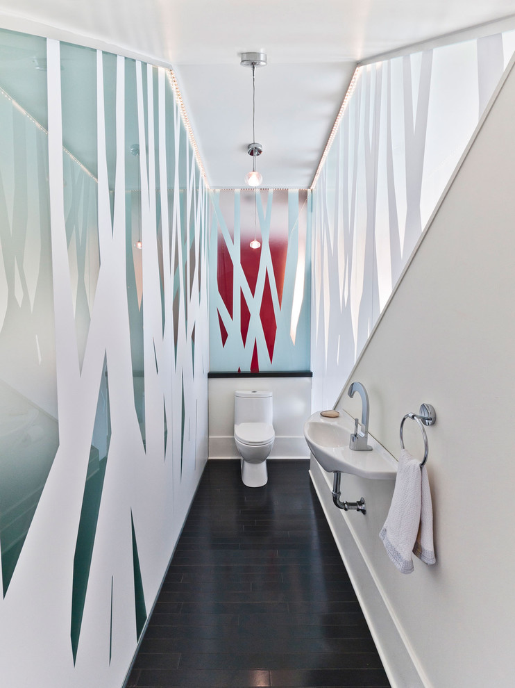 На фото: туалет в современном стиле с подвесной раковиной