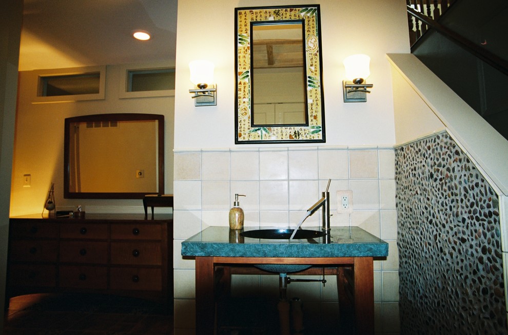Cette photo montre un WC et toilettes éclectique.