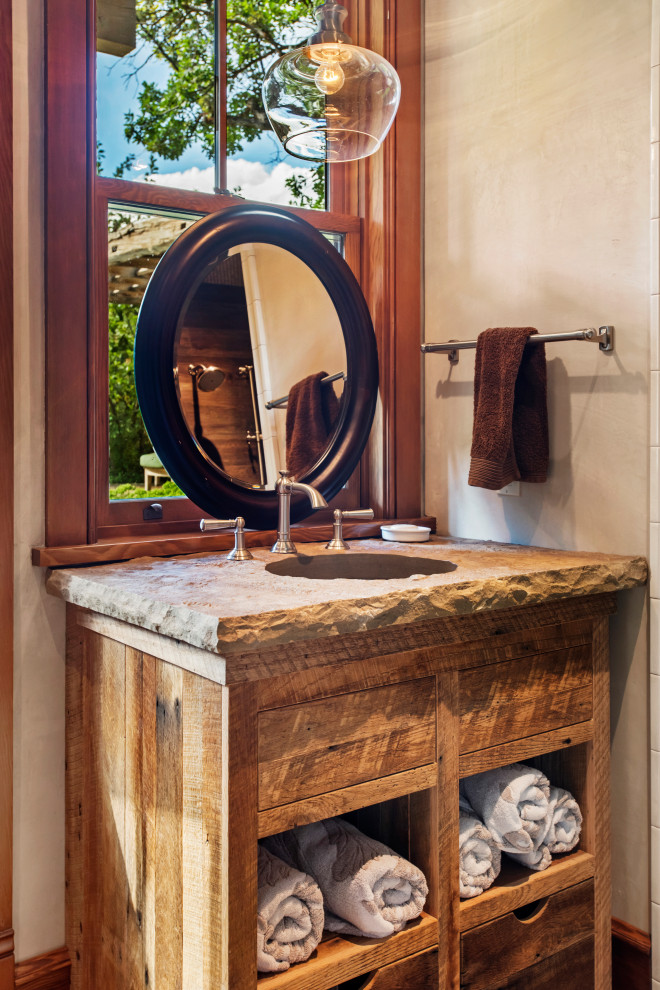 Rustikale Gästetoilette mit flächenbündigen Schrankfronten, hellbraunen Holzschränken, brauner Waschtischplatte und eingebautem Waschtisch in Denver
