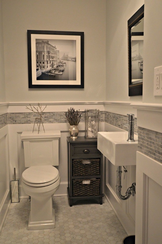 Inspiration pour un WC et toilettes traditionnel de taille moyenne avec WC séparés, un carrelage gris, un mur gris, un sol en marbre, un lavabo suspendu et du carrelage en marbre.
