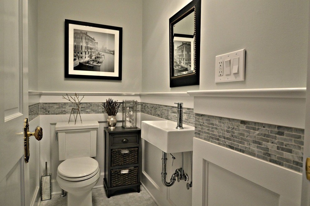 Foto di un bagno di servizio classico di medie dimensioni con WC a due pezzi, piastrelle grigie, pareti grigie, pavimento in marmo, lavabo sospeso e piastrelle di marmo