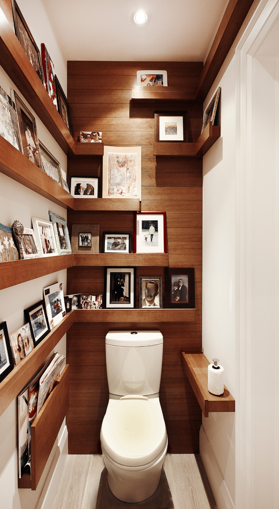 На фото: туалет в современном стиле с унитазом-моноблоком с