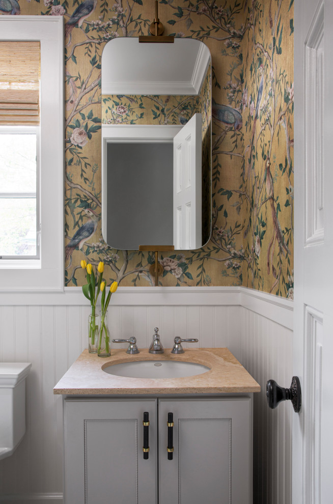 Inredning av ett klassiskt litet beige beige toalett, med grå skåp, flerfärgade väggar, luckor med infälld panel och ett undermonterad handfat
