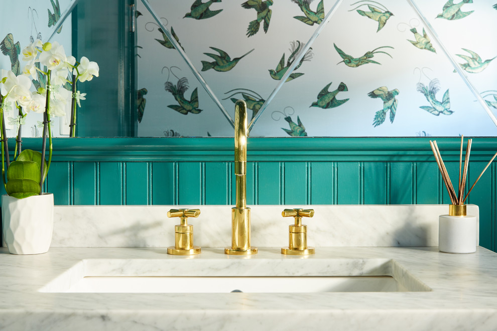 ロサンゼルスにあるトランジショナルスタイルのおしゃれなトイレ・洗面所 (緑のキャビネット、緑の壁、アンダーカウンター洗面器、大理石の洗面台) の写真