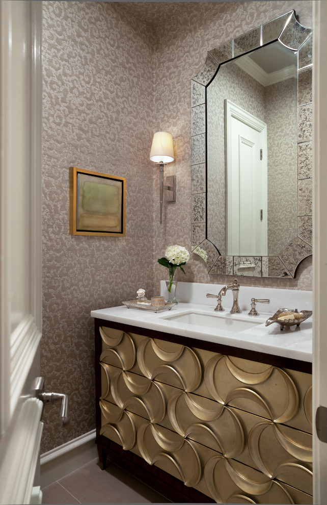 Idéer för vintage toaletter, med ett undermonterad handfat, möbel-liknande och flerfärgade väggar
