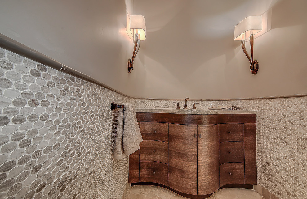 На фото: огромный туалет в стиле неоклассика (современная классика) с врезной раковиной, фасадами цвета дерева среднего тона, раздельным унитазом, разноцветной плиткой, каменной плиткой, серыми стенами и полом из травертина с