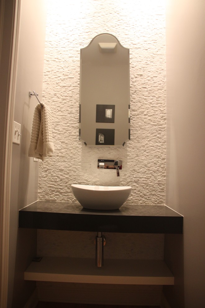 Пример оригинального дизайна: туалет в современном стиле с настольной раковиной, мраморной столешницей, белой плиткой, каменной плиткой, серыми стенами и паркетным полом среднего тона