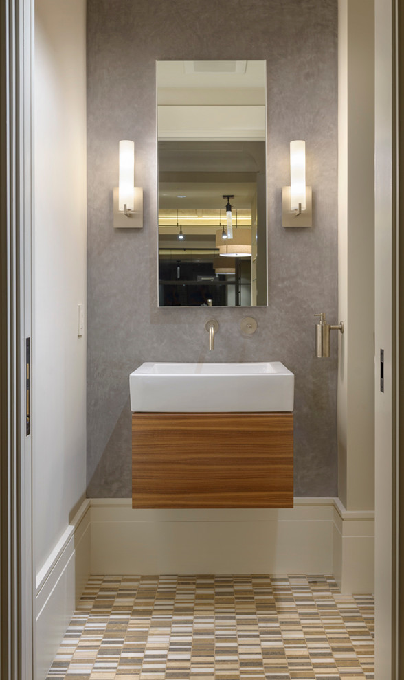 Свежая идея для дизайна: туалет в современном стиле с подвесной раковиной и полом из мозаичной плитки - отличное фото интерьера