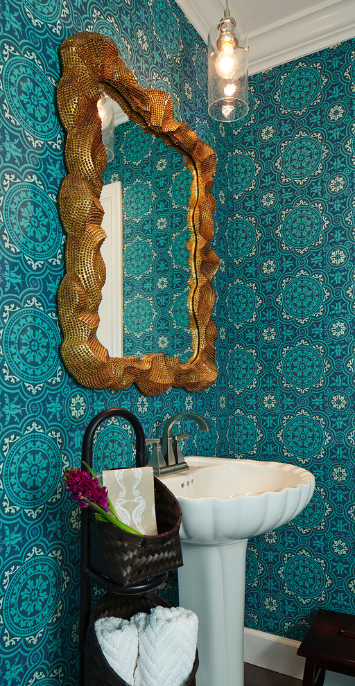На фото: туалет в стиле фьюжн с раковиной с пьедесталом, синими стенами и темным паркетным полом