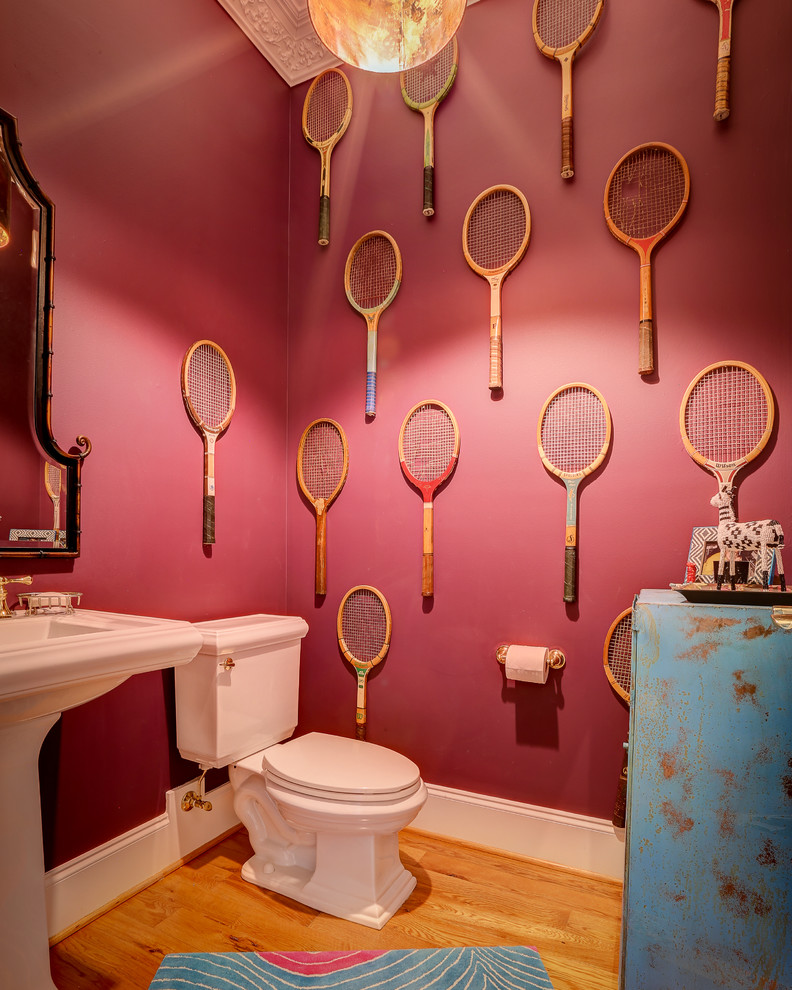 Mittelgroße Eklektische Gästetoilette mit Wandtoilette mit Spülkasten, lila Wandfarbe, hellem Holzboden und Sockelwaschbecken in Sonstige