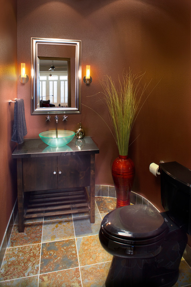 Idée de décoration pour un petit WC et toilettes design en bois foncé avec une vasque, un placard en trompe-l'oeil, un plan de toilette en granite, WC séparés, un sol en carrelage de céramique et un mur marron.
