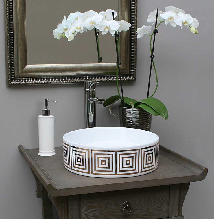 Idée de décoration pour un petit WC et toilettes design en bois vieilli avec une vasque, un mur gris, un placard en trompe-l'oeil et un plan de toilette en bois.