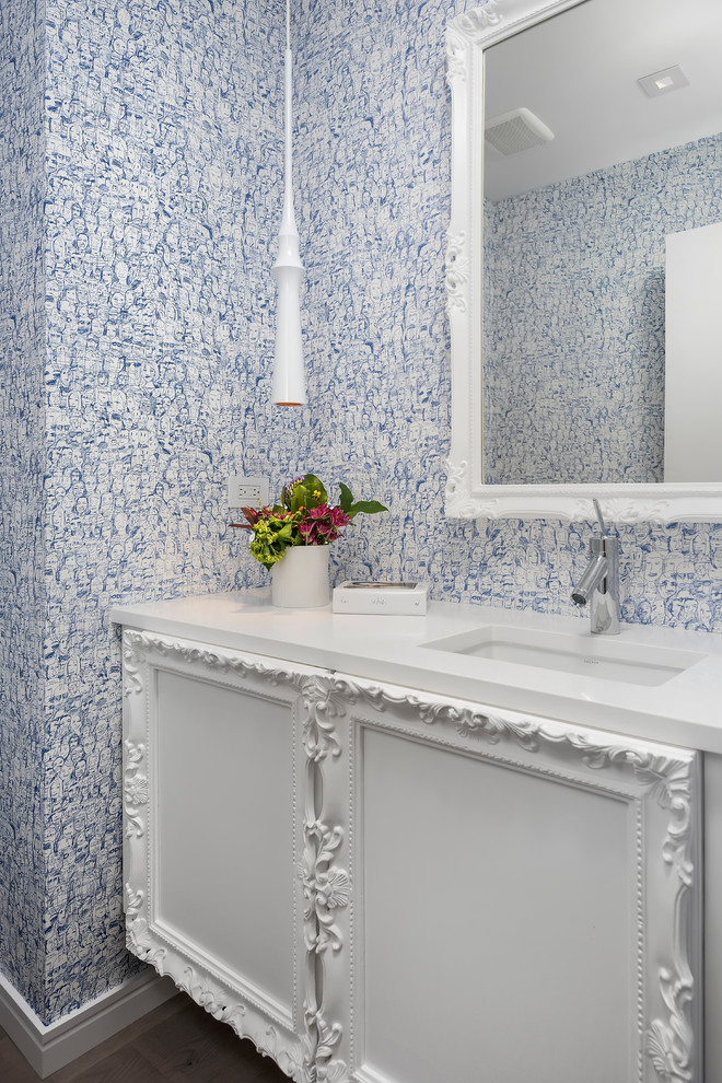Immagine di un bagno di servizio minimalista con piastrelle blu e pareti blu