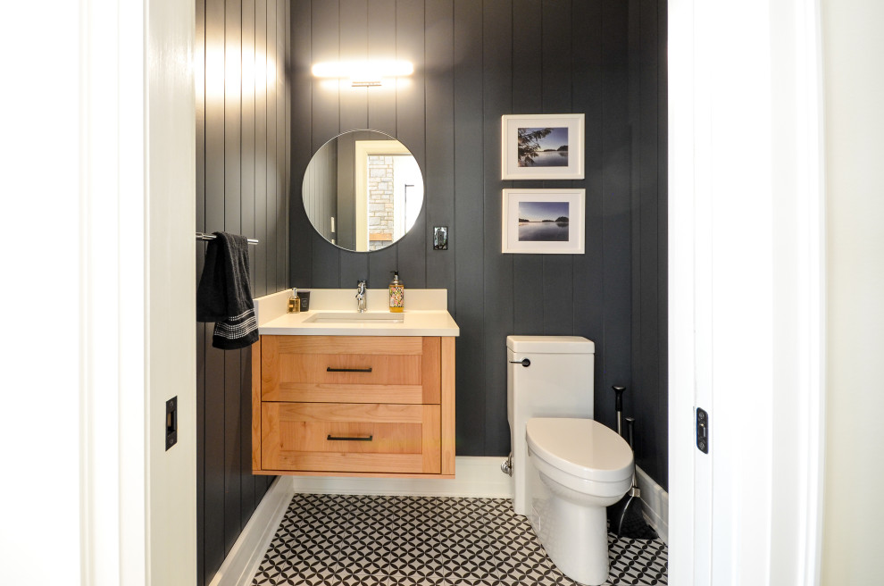 Inspiration pour un WC et toilettes traditionnel en bois brun avec un placard à porte shaker, un mur noir, un lavabo encastré, un sol multicolore, un plan de toilette blanc, meuble-lavabo suspendu et du lambris de bois.