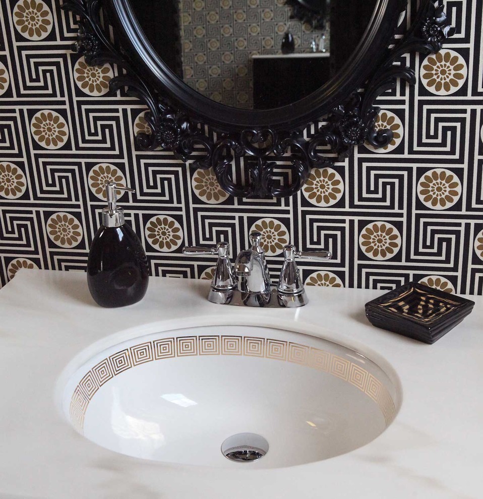 Foto di un piccolo bagno di servizio chic con lavabo sottopiano e top in marmo