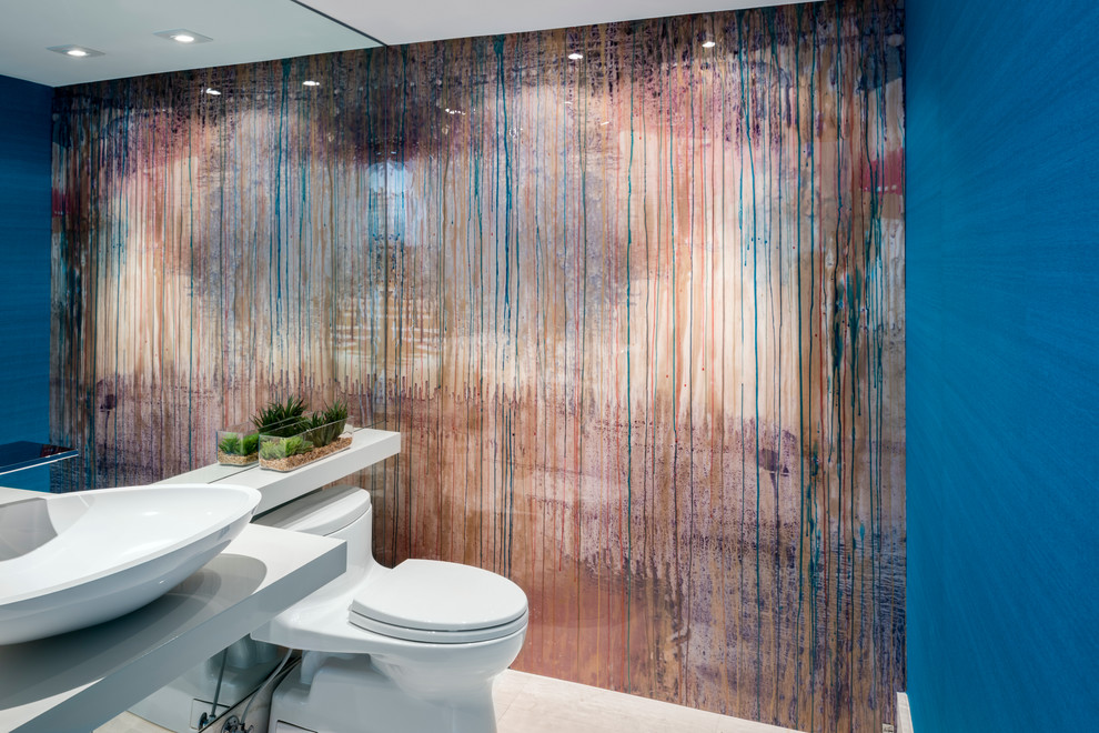 Foto di un bagno di servizio contemporaneo di medie dimensioni con lavabo a bacinella, WC monopezzo, pareti blu e top grigio