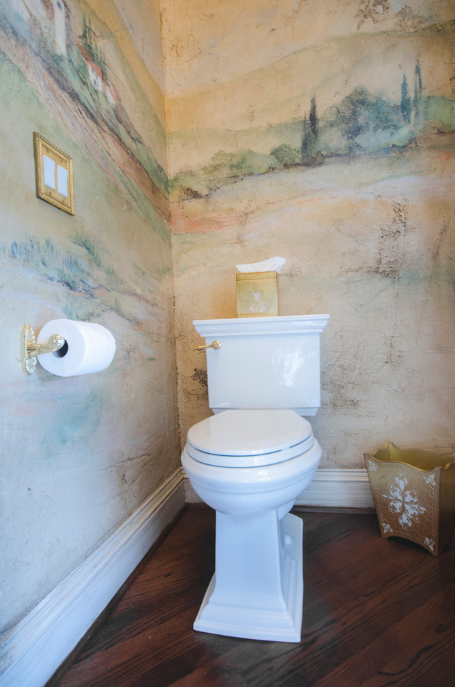 Inspiration pour un petit WC et toilettes traditionnel en bois brun avec un placard en trompe-l'oeil, WC séparés, un mur multicolore, parquet foncé, un lavabo posé, un plan de toilette en quartz et un sol marron.