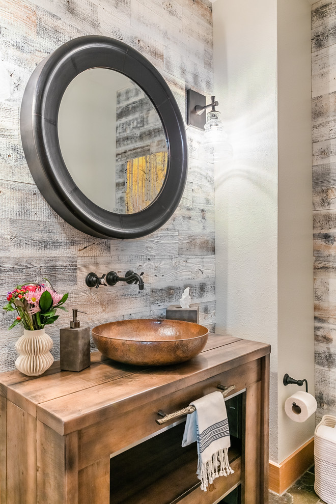 Immagine di un piccolo bagno di servizio contemporaneo con WC monopezzo, pareti multicolore, pavimento in marmo, lavabo a bacinella, top in legno, pavimento marrone e top marrone