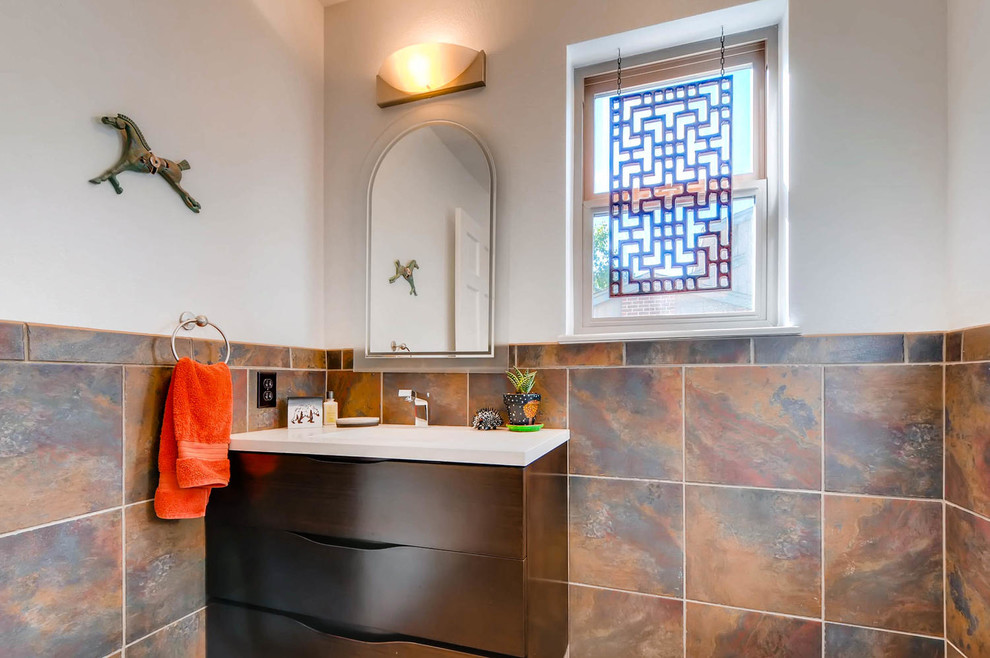 Exempel på ett litet modernt toalett, med möbel-liknande, bruna skåp, en toalettstol med separat cisternkåpa, vita väggar, ljust trägolv, ett integrerad handfat och beiget golv
