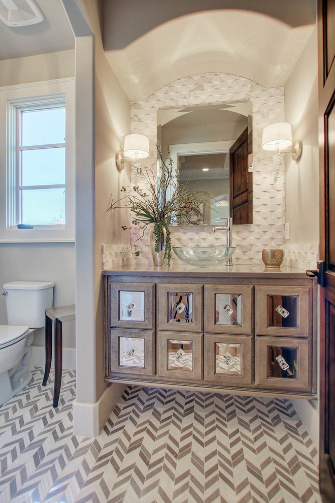 Immagine di un bagno di servizio classico con pavimento con piastrelle in ceramica e lavabo a bacinella