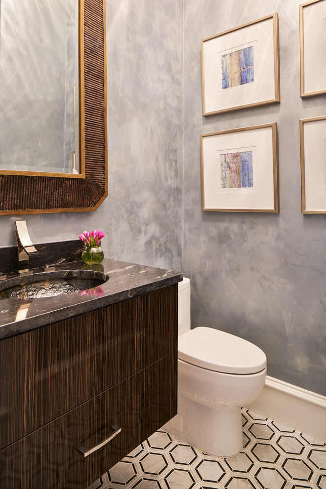 Idéer för mellanstora vintage toaletter, med luckor med lamellpanel, skåp i mellenmörkt trä, en toalettstol med hel cisternkåpa, grå väggar, marmorgolv, ett undermonterad handfat, marmorbänkskiva och vitt golv