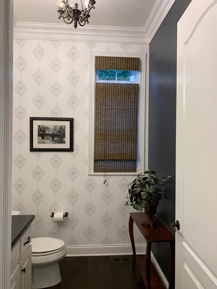 Idéer för att renovera ett mellanstort vintage svart svart toalett, med skåp i shakerstil, vita skåp, grå väggar, mörkt trägolv, ett undermonterad handfat, granitbänkskiva, en toalettstol med separat cisternkåpa och brunt golv