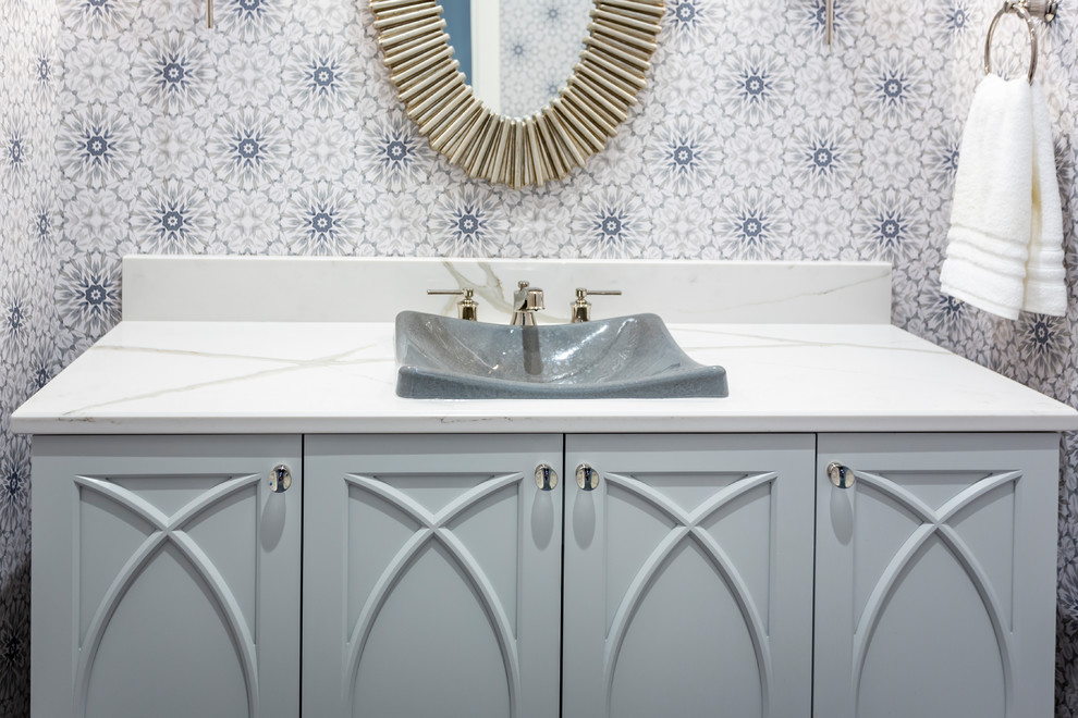 Idee per un piccolo bagno di servizio tradizionale con consolle stile comò, ante bianche, pareti multicolore, lavabo da incasso, top in quarzo composito e top bianco