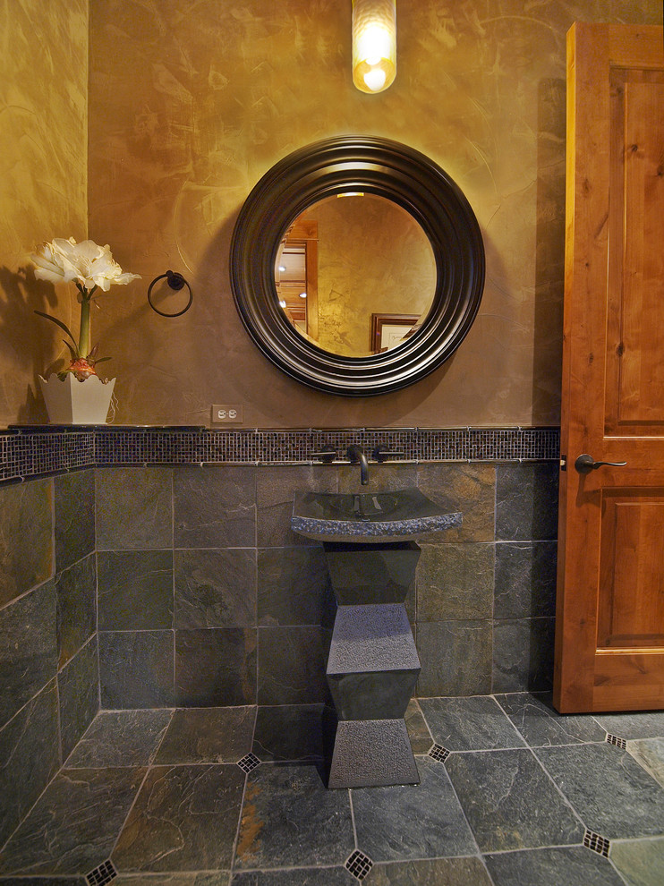 Imagen de aseo actual con lavabo con pedestal, baldosas y/o azulejos grises y baldosas y/o azulejos de pizarra
