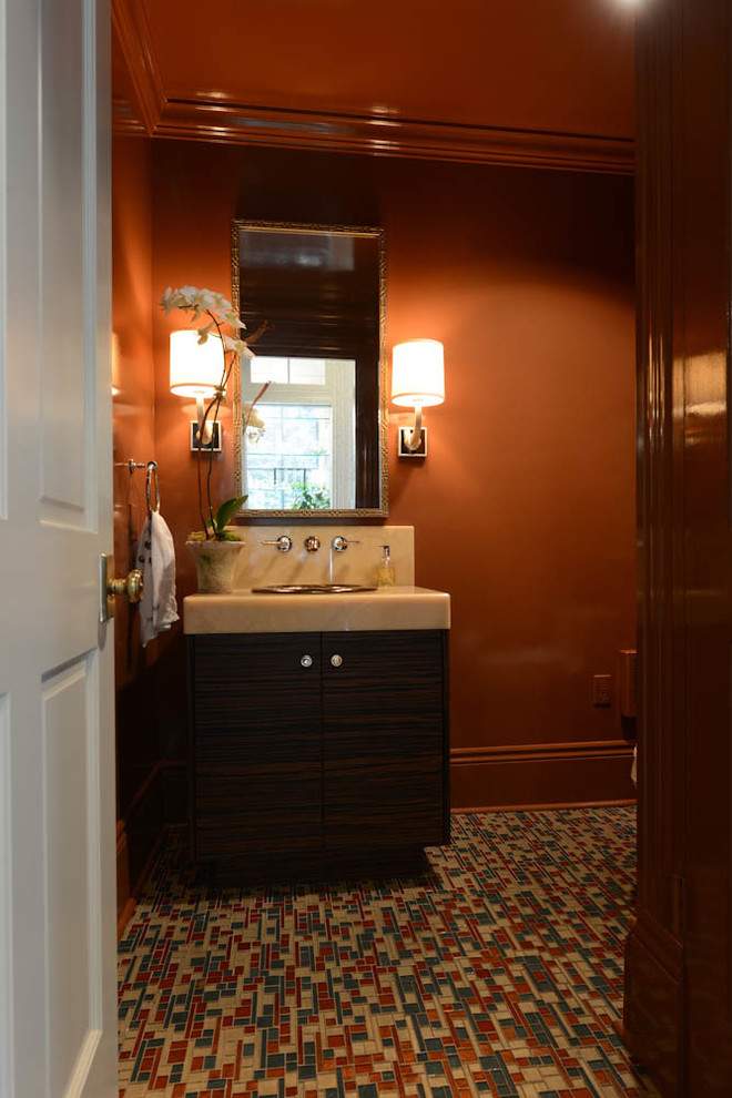 Свежая идея для дизайна: туалет среднего размера в современном стиле с темными деревянными фасадами, полом из мозаичной плитки, накладной раковиной, плоскими фасадами, разноцветной плиткой, оранжевыми стенами и столешницей из оникса - отличное фото интерьера