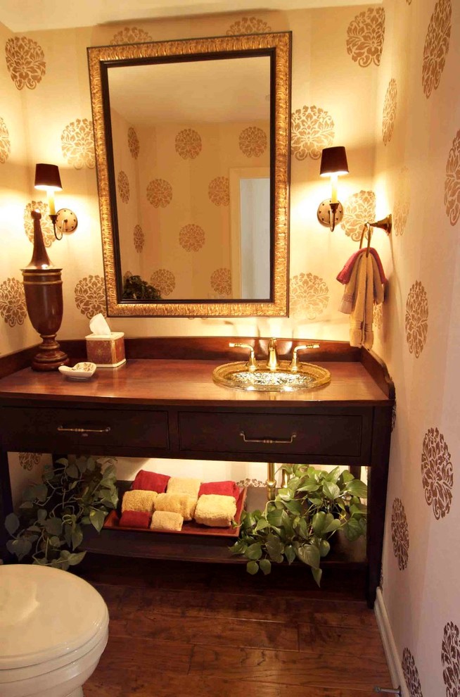 Foto di un bagno di servizio classico con lavabo da incasso, consolle stile comò, top in legno, WC monopezzo e pavimento in legno massello medio