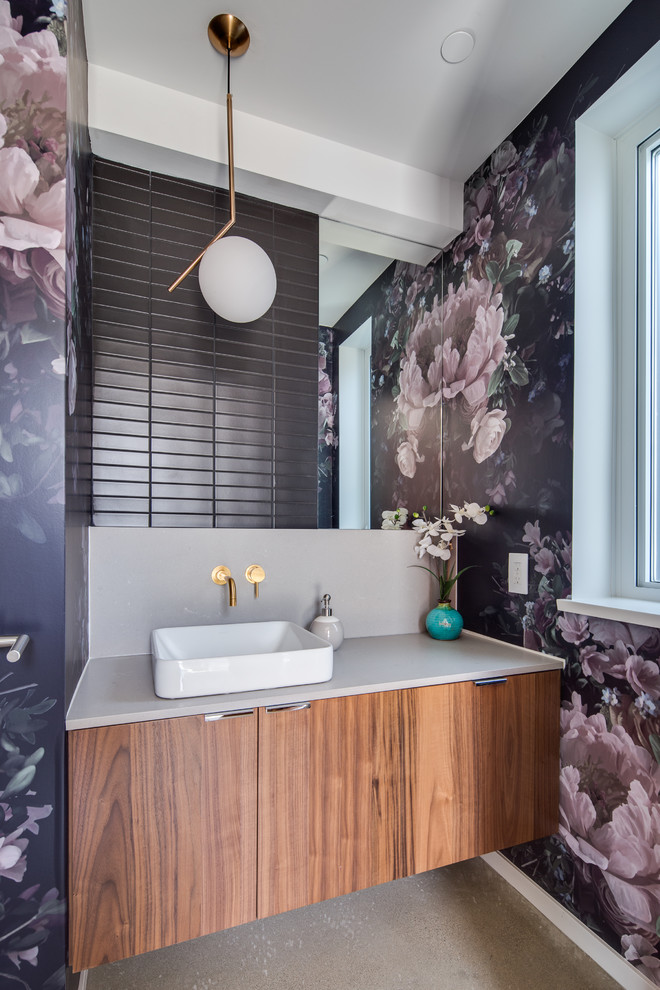 Idées déco pour un WC et toilettes contemporain en bois brun avec un placard à porte plane, un carrelage gris, un carrelage métro, un mur violet, une vasque, un sol violet et un plan de toilette beige.